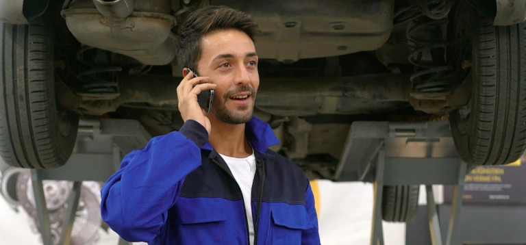 Mechanik trzymający telefon przy uchu