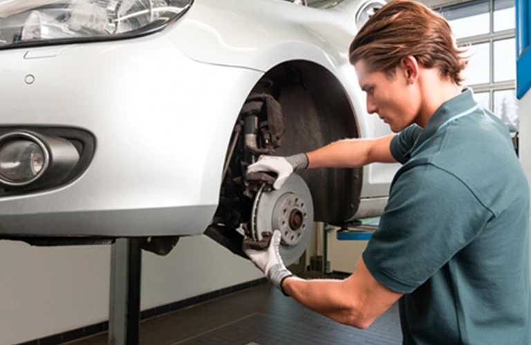 Wymiana tarczy w&nbsp;samochodzie